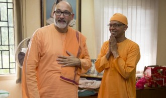 Pujya Swami Rameshwarananda Giri Maharaj y el presidente de la Ramakrishna Mission en Delhi